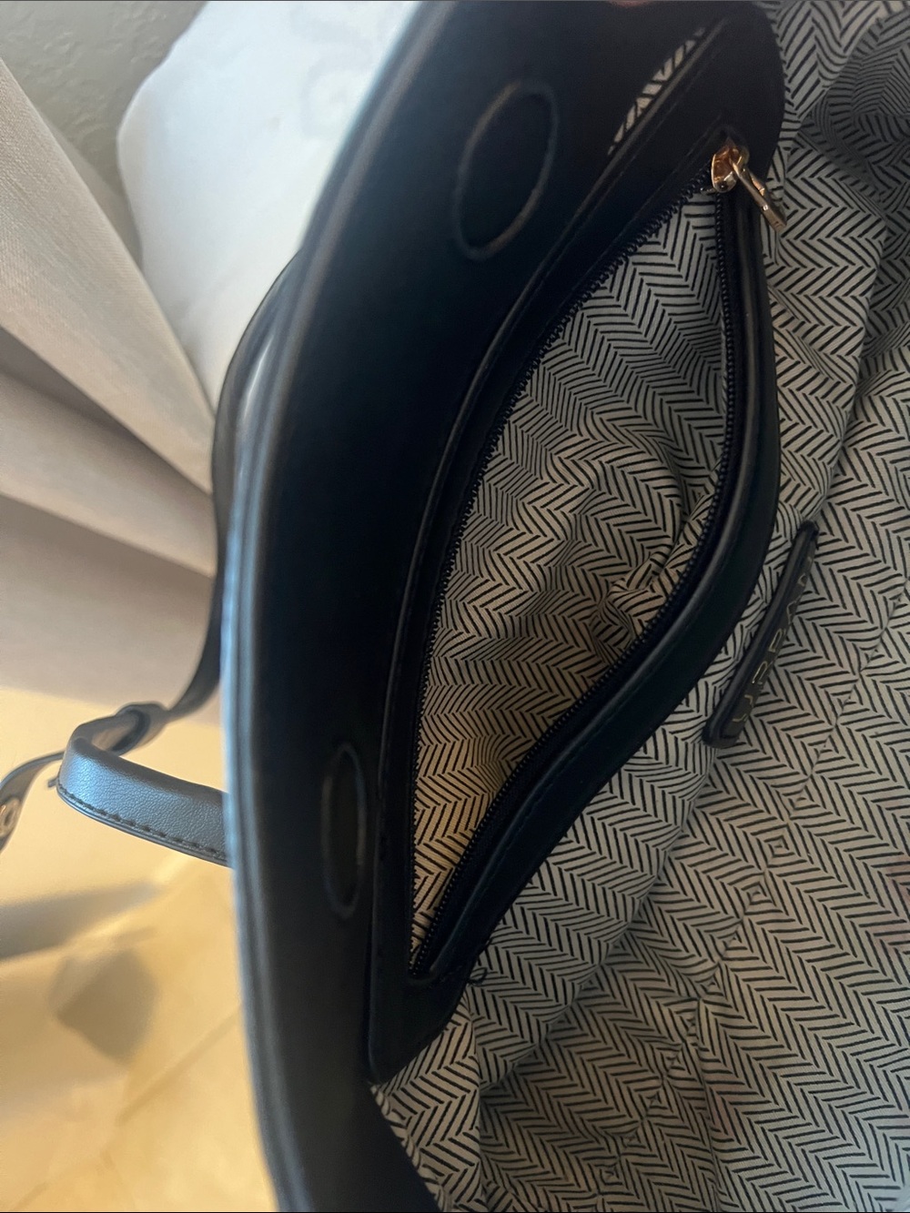 Black Wide Minimalist Shoulder Bag - Picture 5 of 6